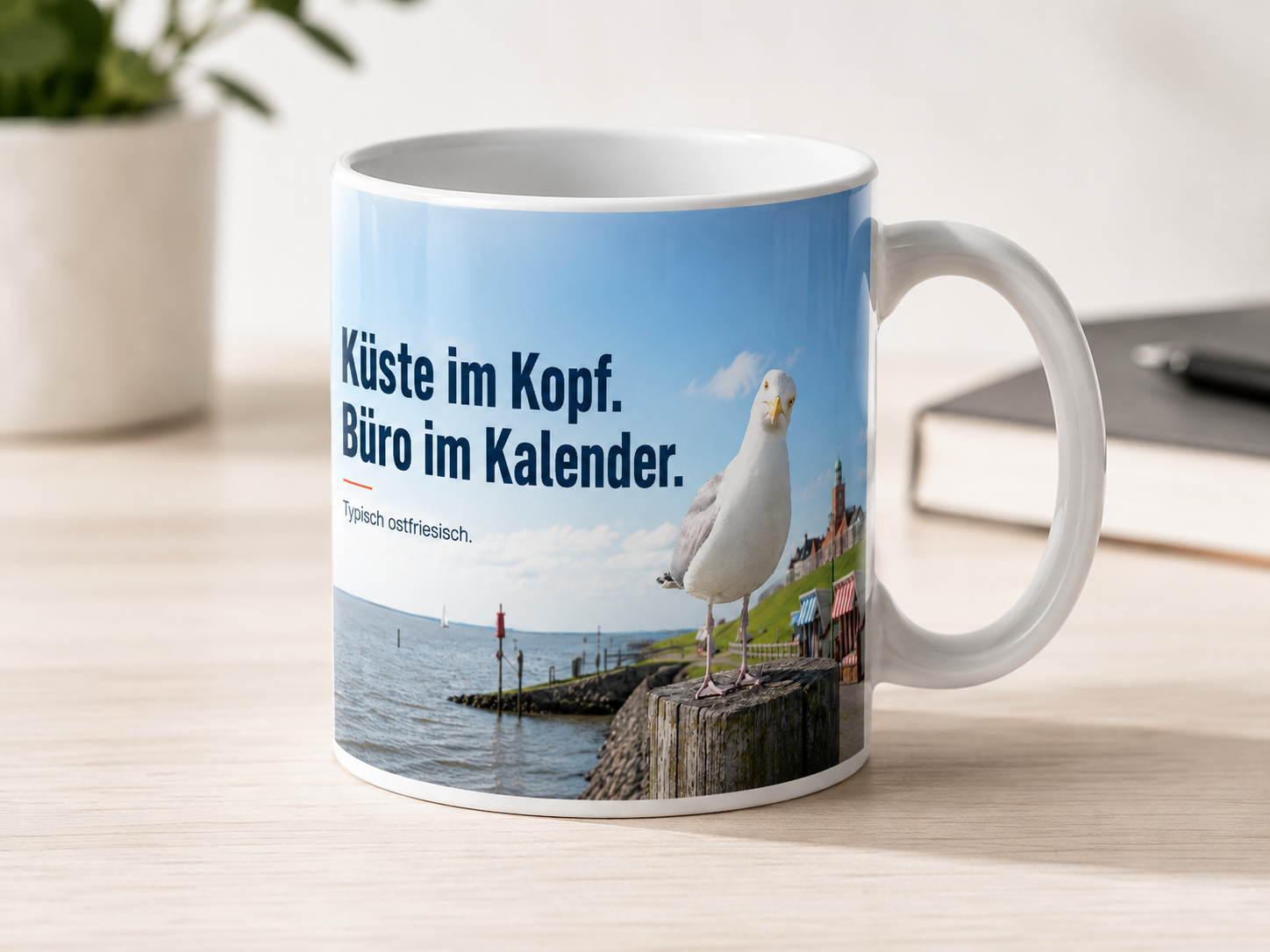 Tasse: Küste im Kopf. Büro im Kalender.